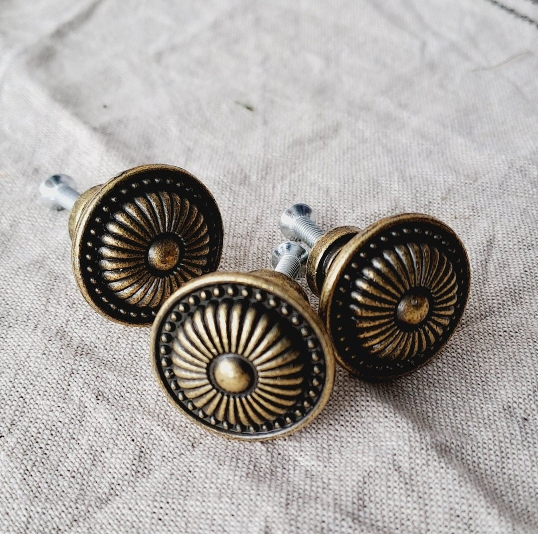 Pack of 5 'Antique Bronze Floral' Metal Knobs (QTY 5)